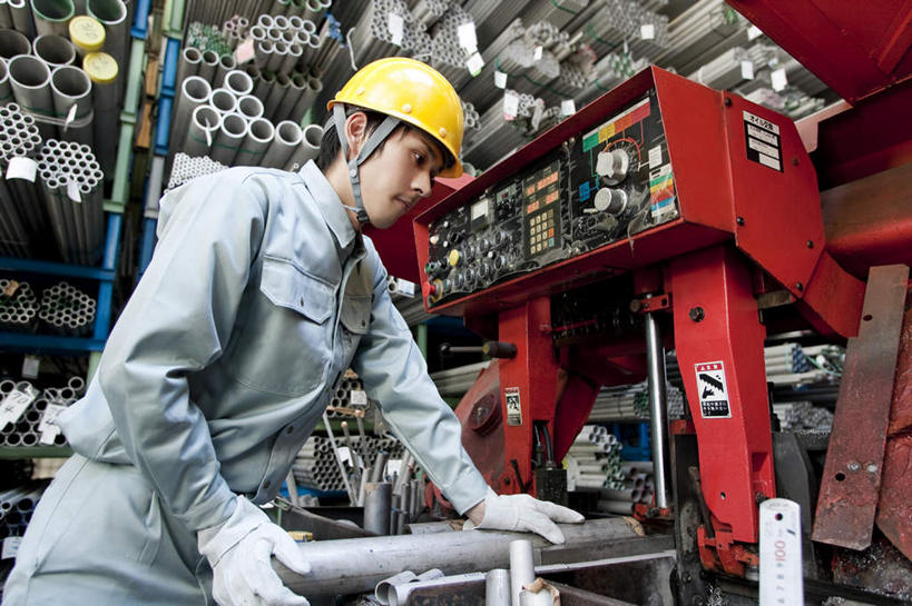 东方人,一个人,机修工,工厂,站,笑,微笑,露齿笑,横图,室内,白天,正面,工作服,制服,帽子,亚洲,仅一个男性,仅一个人,一排,许多,整齐,头盔,注视,黄种人,排列,工人,仅一个年轻男性,黄色,安全帽,按钮,观察,看,站着,观看,察看,队列,关注,一顶,工作制服,男人,男性,年轻男性,亚洲人,机械师,机修工人,站立,半身,彩图,工作套服,工地,制造厂