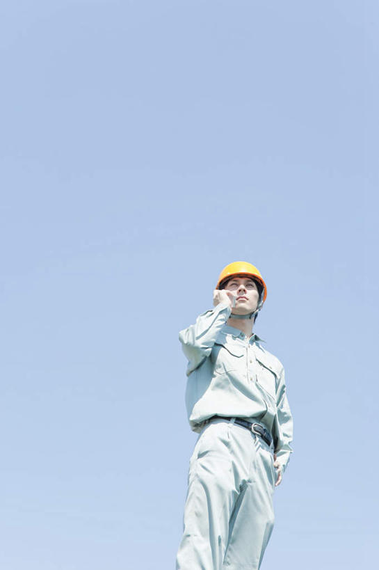 东方人,一个人,站,举,打电话,竖图,室外,白天,仰视,电话,帽子,手机,亚洲,仅一个男性,仅一个人,握,阴影,光线,头盔,影子,拿,拿着,注视,黄种人,通讯设备,手叉腰,仅一个年轻男性,黄色,蓝色,蓝天,天空,阳光,安全帽,天,叉腰,观察,看,托,站着,握着,晴朗,观看,察看,关注,万里无云,一顶,交流,男人,男性,年轻男性,亚洲人,晴空,晴空万里,沟通,举起,举手,举着,通话,向上举,向上伸,向上托,站立,半身,彩图,低角度拍摄