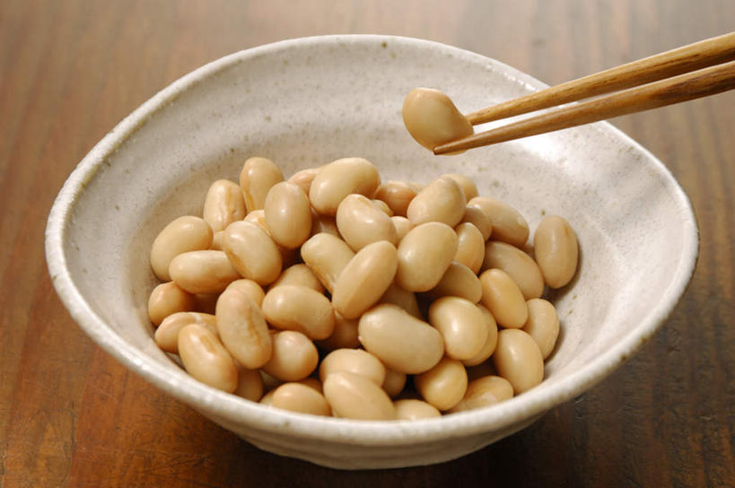 无人,横图,俯视,室内,特写,白天,植物,餐桌,筷子,桌面,桌子,豆,大豆,静物,餐具,一堆,一双,许多,堆叠,堆积,陶瓷,豆类,豆子,毛豆,陶瓷制品,文化,传统,一个,黄色,碗,摄影,影棚,单个,餐台,堆,礼节,礼仪,豆科,枝豆,进餐用具,黄豆,彩图,高角度拍摄,影棚拍摄,拍摄