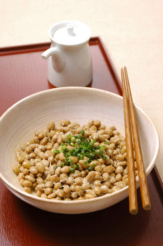 无人,竖图,俯视,室内,特写,白天,植物,餐桌,筷子,桌面,桌子,豆,大豆,餐具,托盘,一堆,一双,许多,堆叠,堆积,壶,陶瓷,豆类,豆子,毛豆,陶瓷制品,文化,传统,水壶,一个,茶壶,碗,摄影,影棚,单个,餐台,堆,礼节,纳豆,礼仪,发酵,豆科,枝豆,进餐用具,烹调用具,黄豆,彩图,高角度拍摄,影棚拍摄,拍摄