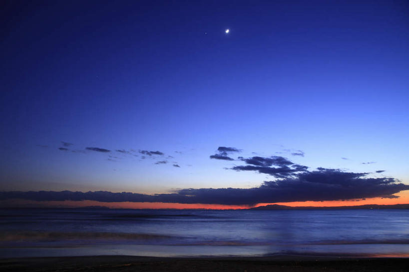 无人,横图,室外,夜晚,正面,旅游,度假,海浪,海洋,美景,日本,亚洲,景观,浪花,水平线,月亮,辽阔,海平线,月光,娱乐,蓝色,蓝天,天空,自然,海水,天,享受,休闲,广阔,景色,放松,晴朗,一望无际,明亮,自然风光,海景,东亚,万里无云,日本国,皎洁,无边无际,一马平川,大海,风浪,海,海水的波动,近岸浪,涌浪,晴空,晴空万里,彩图,水天相接,水天一线,一轮