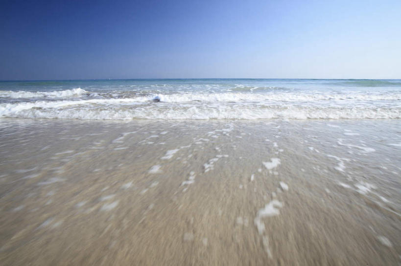 无人,横图,室外,白天,正面,海浪,海洋,沙滩,沙子,海岸,浪花,水平线,辽阔,海平线,沙地,蓝色,蓝天,天空,海水,天,广阔,晴朗,一望无际,海景,万里无云,无边无际,一马平川,大海,风浪,海,海水的波动,海滩,近岸浪,涌浪,晴空,晴空万里,彩图,水天相接,水天一线