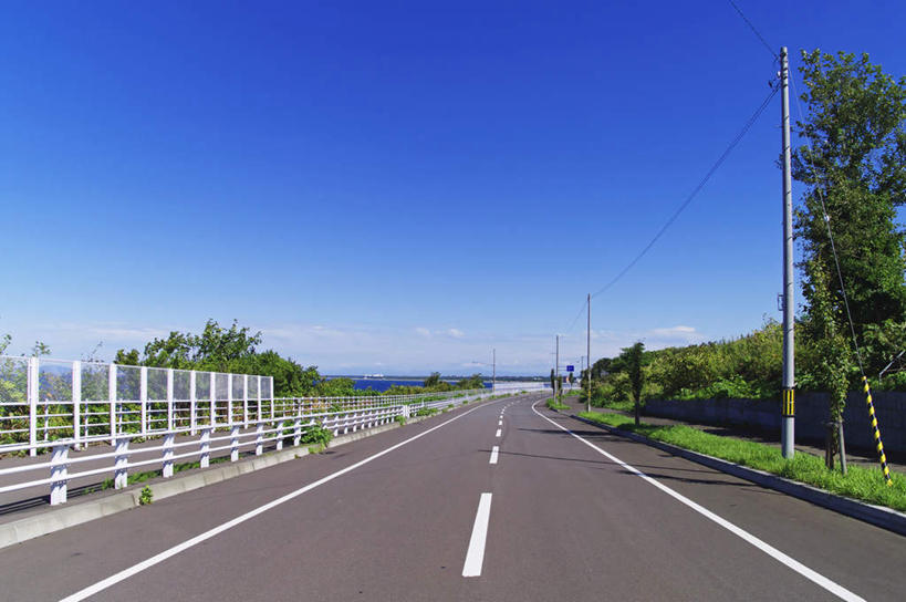 无人,栏杆,横图,室外,白天,正面,旅游,度假,美景,植物,道路,路,公路,北海道,日本,亚洲,电力,电线,电线杆,线,景观,围栏,分界线,电能,停车线,交通,线路,娱乐,护栏,树,树木,蓝色,绿色,蓝天,天空,自然,天,享受,休闲,景色,放松,生长,晴朗,成长,电,车行道,车行道分界线,电源,自然风光,标线,能量,东亚,车行线,万里无云,日本国,北海道地方,北海道岛,晴空,晴空万里,马路,彩图