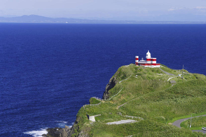 无人,横图,俯视,航拍,室外,白天,旅游,度假,草地,草坪,海浪,海洋,美景,植物,北海道,日本,亚洲,景观,浪花,水平线,辽阔,海平线,娱乐,草,蓝色,绿色,蓝天,天空,自然,海水,天,享受,休闲,广阔,景色,放松,晴朗,一望无际,鸟瞰,自然风光,海景,东亚,万里无云,日本国,北海道地方,北海道岛,无边无际,一马平川,大海,风浪,海,海水的波动,近岸浪,涌浪,晴空,晴空万里,彩图,高角度拍摄,水天相接,水天一线