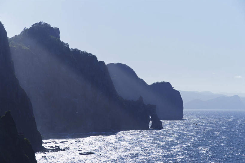 无人,横图,室外,白天,正面,旅游,度假,海浪,海洋,礁石,石头,美景,山,山脉,北海道,日本,亚洲,石子,景观,浪花,山峰,水平线,辽阔,海平线,山峦,娱乐,蓝色,蓝天,天空,自然,海水,群山,天,享受,休闲,广阔,景色,放松,晴朗,一望无际,自然风光,海景,东亚,万里无云,日本国,北海道地方,北海道岛,无边无际,一马平川,大海,风浪,海,海水的波动,礁,近岸浪,石块,岩石,涌浪,晴空,晴空万里,彩图,水天相接,水天一线