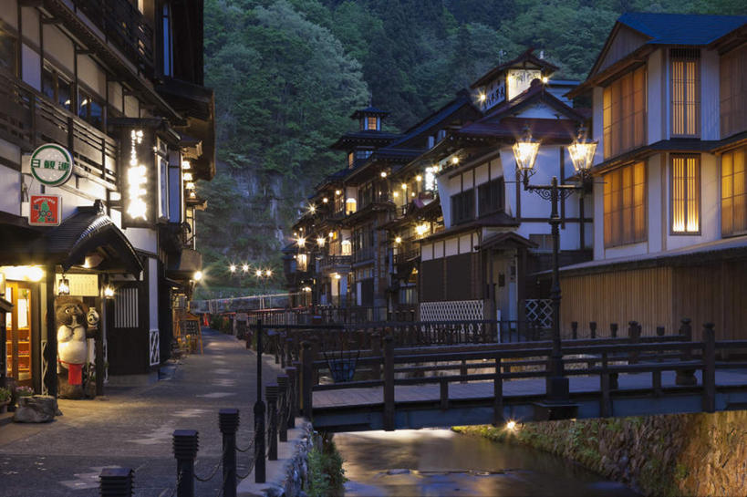 无人,家,横图,室外,白天,正面,旅游,度假,河流,美景,水,别墅,标志建筑,地标,建筑,路灯,照明,日本,亚洲,木板,房屋,屋子,河水,景观,水流,公寓,桥,灯光,木桥,娱乐,建设,洋房,楼房,住宅,栈桥,灯,自然,享受,休闲,旅游胜地,景色,放松,人行桥,木板桥,照亮,照明设备,自然风光,东亚,本州,本州岛,日本国,东北地方,山形,山形县,彩图,房子