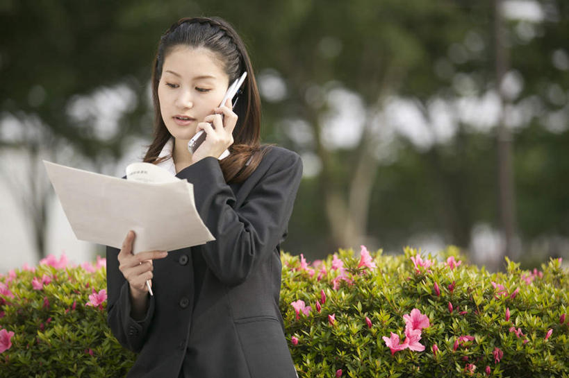 一个人,商务人士,商务女性,站,举,说,打电话,横图,室外,白天,正面,讨论,草地,草坪,树林,植物,电话,手机,仅一个年轻女性,仅一个女性,仅一个人,握,套装,材料,档案,文件,拿,拿着,通讯设备,草,树,树木,绿色,自然,资料,托,站着,握着,生长,成长,文档,商务装,工薪阶层,交流,年轻女性,女人,女性,白领,上班族,沟通,讲话,交谈,举起,举手,举着,商讨,说话,谈话,通话,向上举,向上伸,向上托,站立,半身,彩图