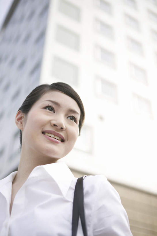 东方人,一个人,商务人士,商务女性,高楼大厦,站,笑,微笑,露齿笑,竖图,室外,白天,仰视,办公楼,大厦,建筑,摩天大楼,写字楼,亚洲,仅一个年轻女性,仅一个女性,仅一个人,套装,包,皮包,注视,黄种人,一个,楼宇,观察,看,站着,商务楼,单个,观看,单肩包,察看,关注,商务装,工薪阶层,年轻女性,女人,女性,亚洲人,白领,上班族,站立,半身,彩图,低角度拍摄,大楼,高层建筑,高楼,摩天楼