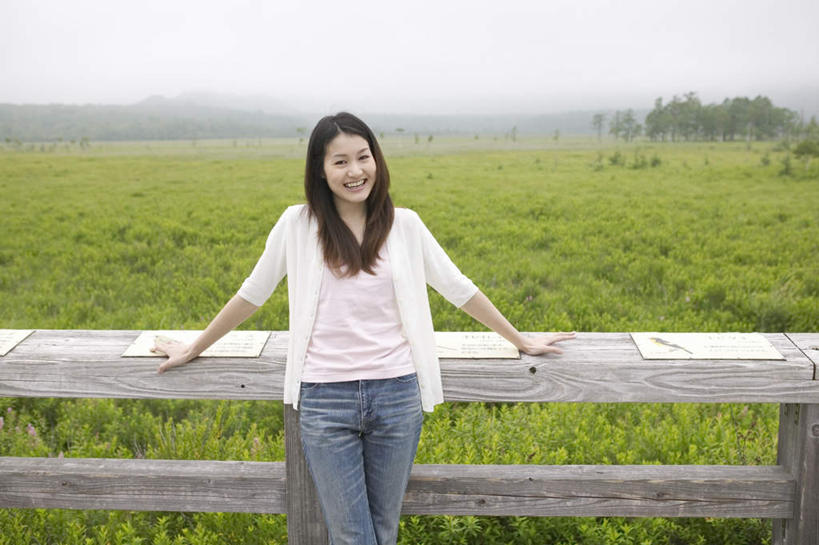 东方人,一个人,栏杆,站,笑,微笑,露齿笑,横图,室外,白天,正面,草地,草坪,植物,雾,亚洲,仅一个年轻女性,仅一个女性,仅一个人,服装,朦胧,模糊,围栏,注视,休闲装,黄种人,护栏,草,树,树木,衣服,绿色,黑色,自然,观察,看,站着,休闲,休闲服,服饰,生长,成长,观看,迷雾,察看,关注,年轻女性,女人,女性,亚洲人,长发,大雾,站立,半身,彩图