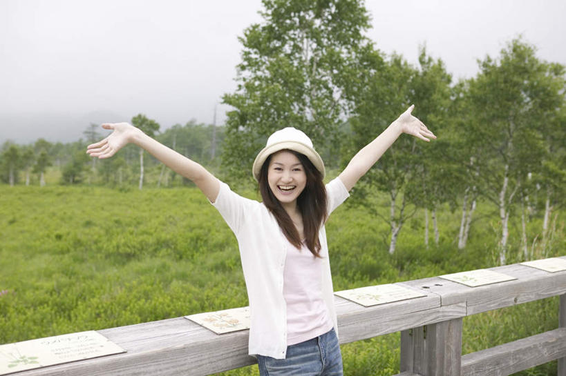 东方人,一个人,栏杆,站,举,横图,室外,白天,正面,草地,草坪,植物,雾,帽子,亚洲,仅一个年轻女性,仅一个女性,仅一个人,服装,朦胧,模糊,草帽,围栏,注视,休闲装,黄种人,护栏,草,树,树木,衣服,绿色,黑色,自然,观察,看,托,站着,休闲,休闲服,服饰,生长,成长,观看,迷雾,察看,关注,年轻女性,女人,女性,亚洲人,长发,大雾,举起,举手,举着,向上举,向上伸,向上托,站立,半身,彩图