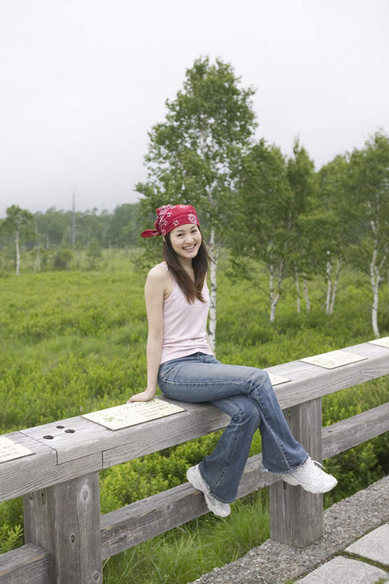 东方人,一个人,栏杆,坐,竖图,室外,白天,正面,草地,草坪,植物,亚洲,仅一个年轻女性,仅一个女性,仅一个人,服装,头巾,云,云朵,围栏,云彩,注视,休闲装,黄种人,护栏,草,树,树木,衣服,红色,蓝色,绿色,黑色,白云,蓝天,天空,自然,天,观察,看,休闲,休闲服,服饰,生长,成长,观看,察看,关注,年轻女性,女人,女性,亚洲人,长发,坐着,彩图,全身