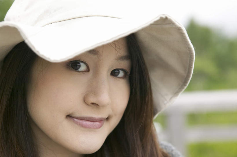 东方人,脸,头,脸颊,一个人,站,横图,室外,特写,白天,正面,植物,帽子,亚洲,仅一个年轻女性,仅一个女性,仅一个人,服装,朦胧,模糊,草帽,注视,休闲装,黄种人,树,树木,衣服,绿色,黑色,自然,观察,看,站着,休闲,休闲服,服饰,生长,成长,观看,察看,关注,年轻女性,女人,女性,亚洲人,头部,长发,脸部,脸蛋,面部,站立,半身,彩图