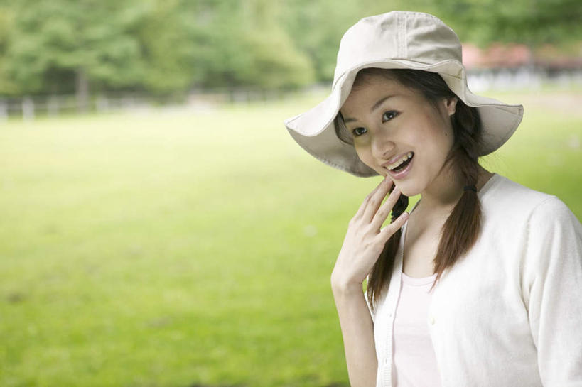 东方人,一个人,站,笑,微笑,露齿笑,横图,室外,白天,正面,裙子,草地,草坪,森林,树林,植物,亚洲,仅一个年轻女性,仅一个女性,仅一个人,连衣裙,服装,朦胧,模糊,注视,休闲装,黄种人,草,树,树木,衣服,绿色,白色,黑色,自然,观察,看,站着,休闲,休闲服,服饰,生长,成长,观看,察看,关注,年轻女性,女人,女性,亚洲人,长发,站立,半身,彩图