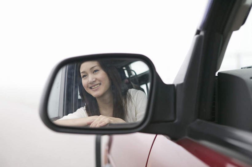 东方人,一个人,无人,坐,笑,微笑,露齿笑,横图,室外,白天,正面,镜子,汽车,亚洲,仅一个年轻女性,仅一个女性,仅一个人,服装,注视,休闲装,黄种人,车,衣服,黑色,交通工具,轿车,观察,看,休闲,休闲服,服饰,后视镜,观看,镜像,察看,镜面,关注,载具,年轻女性,女人,女性,亚洲人,长发,坐着,半身,彩图