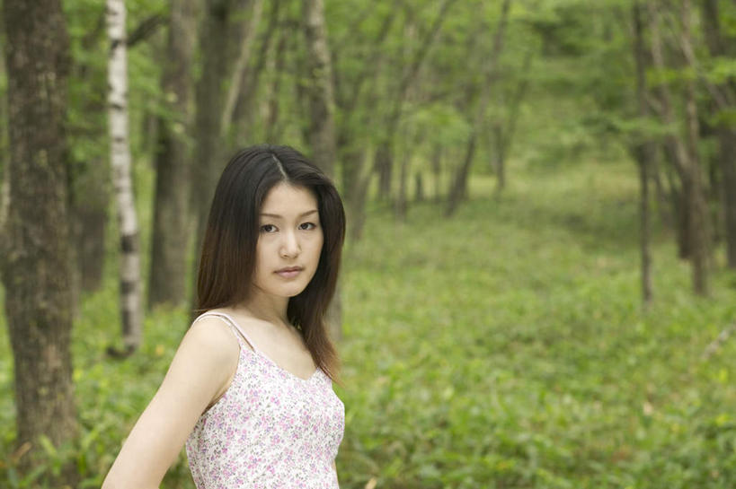 东方人,一个人,站,笑,微笑,横图,室外,白天,正面,裙子,草地,草坪,森林,树林,植物,亚洲,仅一个年轻女性,仅一个女性,仅一个人,花纹,连衣裙,装饰,图案,注视,吊带衫,黄种人,草,树,树木,绿色,黑色,自然,观察,看,站着,生长,成长,观看,吊带裙,华丽,修饰,点缀,察看,关注,衬托,美观,雅致,雅观,年轻女性,女人,女性,亚洲人,长发,站立,半身,彩图