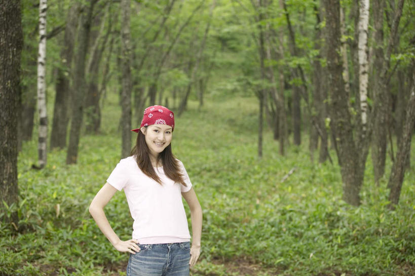 东方人,一个人,站,横图,室外,白天,正面,草地,草坪,森林,树林,植物,亚洲,仅一个年轻女性,仅一个女性,仅一个人,服装,头巾,注视,休闲装,黄种人,手叉腰,草,树,树木,衣服,红色,绿色,黑色,自然,叉腰,观察,看,站着,休闲,休闲服,服饰,生长,成长,观看,察看,关注,年轻女性,女人,女性,亚洲人,长发,站立,半身,彩图