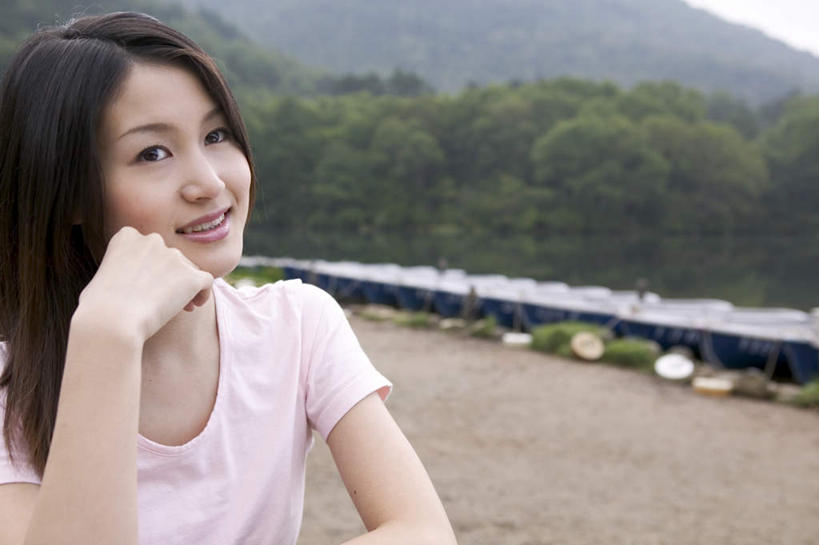 东方人,一个人,坐,笑,微笑,露齿笑,横图,室外,白天,正面,T恤衫,森林,山,山脉,树林,植物,道路,路,公路,亚洲,仅一个年轻女性,仅一个女性,仅一个人,撑,服装,山峰,交通,山峦,T恤,托腮,注视,休闲装,黄种人,树,树木,衣服,绿色,黑色,自然,群山,观察,看,托,休闲,休闲服,服饰,生长,成长,观看,察看,关注,托下巴,年轻女性,女人,女性,亚洲人,长发,马路,坐着,半身,彩图