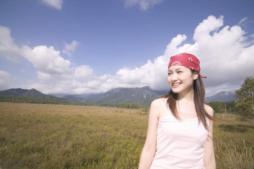 东方人,一个人,站,笑,微笑,露齿笑,横图,室外,白天,正面,山,山脉,植物,亚洲,仅一个年轻女性,仅一个女性,仅一个人,服装,枯萎,头巾,斑点,山峰,云,云朵,枯草,山峦,云彩,注视,休闲装,黄种人,草,衣服,黄色,红色,蓝色,黑色,白云,蓝天,天空,群山,天,观察,看,站着,休闲,休闲服,服饰,晴朗,观看,察看,关注,年轻女性,女人,女性,亚洲人,长发,晴空,站立,半身,彩图