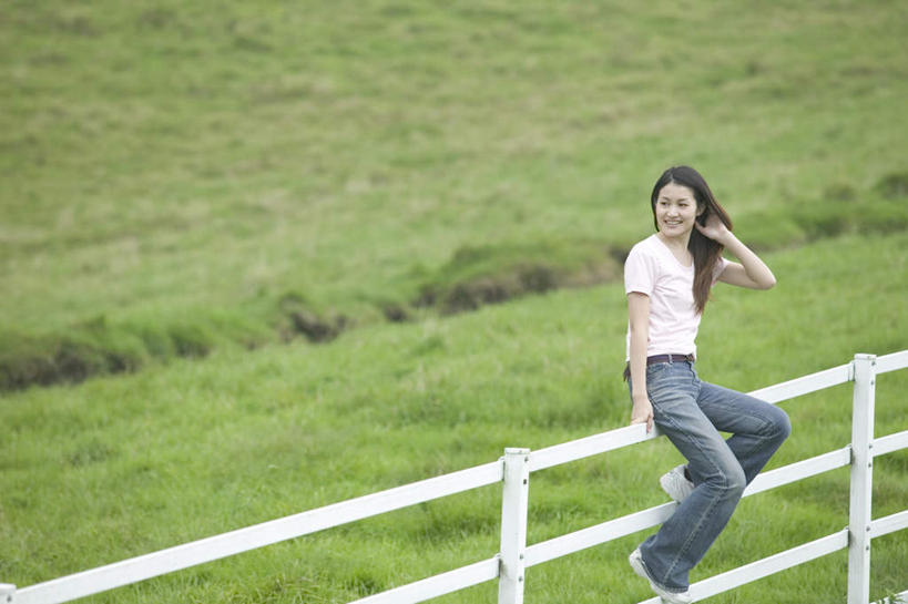 东方人,一个人,栏杆,坐,摸,横图,室外,白天,正面,草地,草坪,植物,亚洲,仅一个年轻女性,仅一个女性,仅一个人,抚摸,服装,围栏,注视,休闲装,黄种人,护栏,草,衣服,绿色,黑色,观察,看,休闲,休闲服,服饰,观看,察看,关注,年轻女性,女人,女性,亚洲人,长发,触摸,接触,坐着,彩图,全身