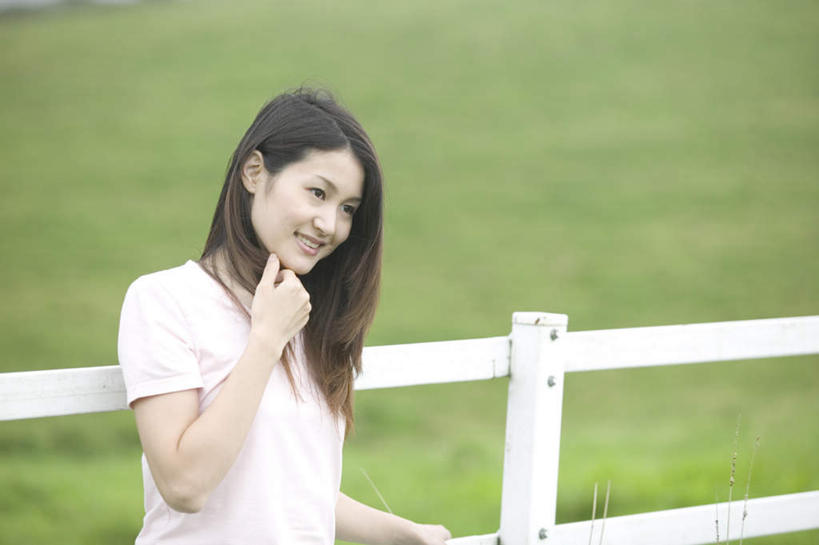 东方人,一个人,栏杆,站,笑,微笑,露齿笑,横图,室外,白天,正面,草地,草坪,植物,亚洲,仅一个年轻女性,仅一个女性,仅一个人,服装,围栏,注视,休闲装,黄种人,护栏,草,衣服,绿色,黑色,观察,看,站着,休闲,休闲服,服饰,观看,察看,关注,年轻女性,女人,女性,亚洲人,长发,站立,半身,彩图