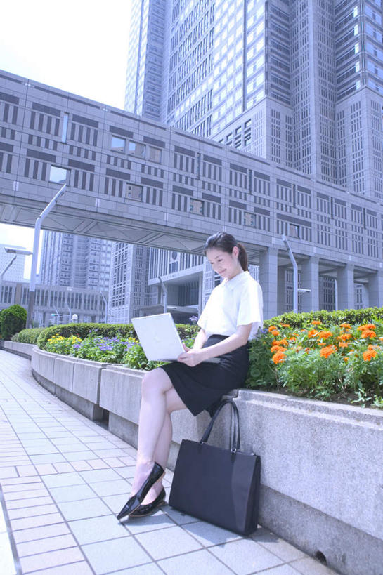 东方人,一个人,商务人士,商务女性,高楼大厦,坐,竖图,室外,白天,仰视,电脑,笔记本电脑,植物,大厦,建筑,摩天大楼,亚洲,仅一个年轻女性,仅一个女性,仅一个人,敲打,套装,网络,云,云朵,云彩,注视,黄种人,输入,通讯设备,树,树木,蓝色,绿色,白云,蓝天,天空,自然,天,打字,观察,看,生长,成长,观看,点击,敲击,察看,无线,关注,通信设备,商务装,无线网络,无线上网,便携式电脑,工薪阶层,按键,手提电脑,年轻女性,女人,女性,亚洲人,白领,上班族,坐着,彩图,低角度拍摄,全身,大楼,高层建筑,高楼,摩天楼