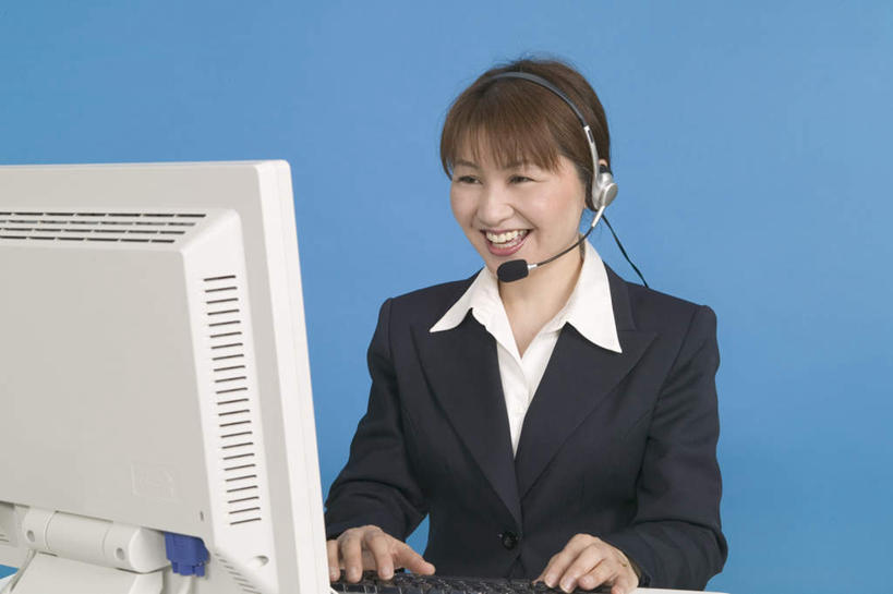 东方人,一个人,商务人士,商务女性,办公室,坐,笑,微笑,露齿笑,横图,室内,白天,正面,衬衫,快乐,满意,幸福,电脑,显示器,鼠标,键盘,桌子,亚洲,仅一个年轻女性,仅一个女性,仅一个人,蓝色背景,套装,网络,办公桌,墙,音响,音乐,注视,黄种人,娱乐,输入设备,通讯设备,墙壁,墙面,黑色,耳机,观察,看,享受,休闲,台式电脑,放松,摄影,影棚,观看,察看,舒适,享乐,关注,通信设备,商务装,工薪阶层,输出设备,年轻女性,亚洲人,年轻人,白领,上班族,坐着,半身,彩图,影棚拍摄,衬衣,拍摄,短发