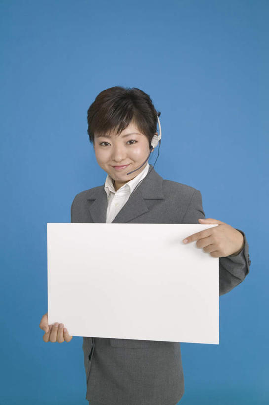 东方人,一个人,商务人士,商务女性,站,竖图,室内,白天,正面,衬衫,亚洲,仅一个年轻女性,仅一个女性,仅一个人,蓝色背景,套装,拿,拿着,注视,黄种人,黑色,白板,观察,看,站着,摄影,影棚,观看,察看,关注,商务装,记录板,工薪阶层,记事板,年轻女性,亚洲人,年轻人,白领,上班族,站立,半身,彩图,影棚拍摄,衬衣,拍摄,短发