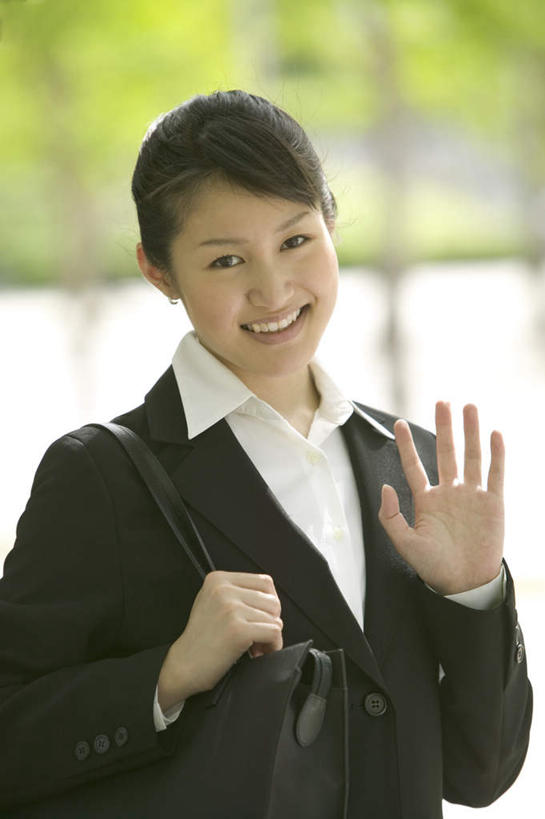 东方人,一个人,商务人士,商务女性,站,竖图,室外,白天,正面,植物,亚洲,仅一个年轻女性,仅一个女性,仅一个人,套装,朦胧,模糊,挥手,注视,黄种人,树,树木,绿色,黑色,自然,观察,看,站着,生长,成长,观看,察看,关注,商务装,工薪阶层,年轻女性,女人,女性,亚洲人,长发,白领,上班族,站立,半身,彩图
