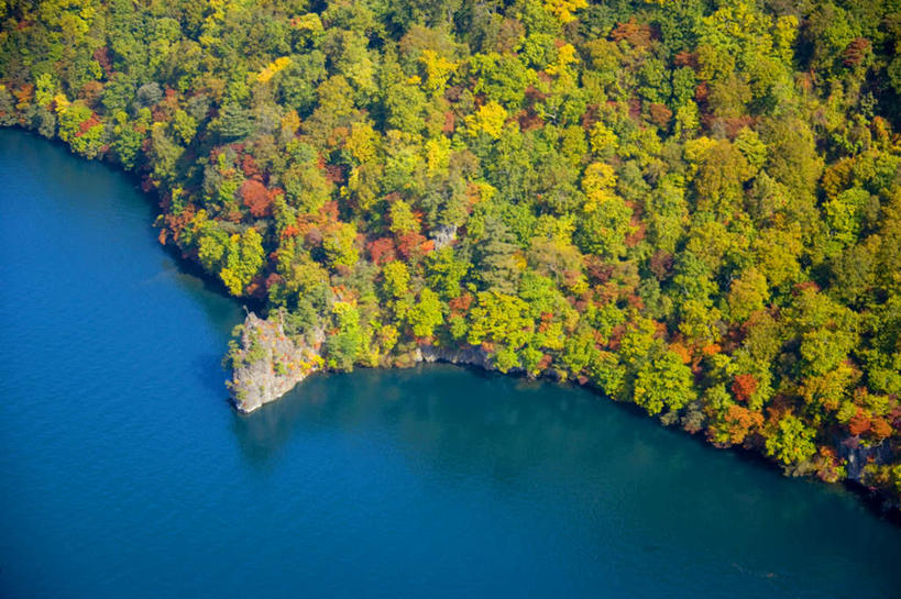 无人,横图,俯视,航拍,室外,白天,旅游,度假,湖,湖泊,美景,森林,树林,水,植物,日本,亚洲,湖面,景观,水流,水面,云,云朵,云彩,娱乐,树,树木,蓝色,绿色,白云,蓝天,天空,自然,湖水,天,享受,休闲,景色,放松,生长,成长,鸟瞰,自然风光,东亚,本州,本州岛,日本国,青森,青森县,东北地方,十和田市,十和田,彩图,高角度拍摄