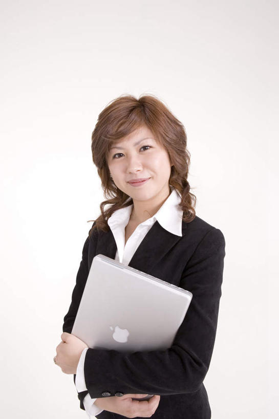 东方人,一个人,商务人士,商务女性,站,抱,竖图,室内,白天,白色背景,正面,电脑,笔记本电脑,亚洲,仅一个年轻女性,仅一个女性,仅一个人,套装,网络,墙,棕色,黄种人,通讯设备,墙壁,墙面,站着,摄影,影棚,抱着,无线,搂着,通信设备,商务装,无线网络,无线上网,便携式电脑,工薪阶层,手提电脑,年轻女性,女人,女性,亚洲人,白领,上班族,搂,搂抱,站立,半身,彩图,影棚拍摄,拍摄,短发