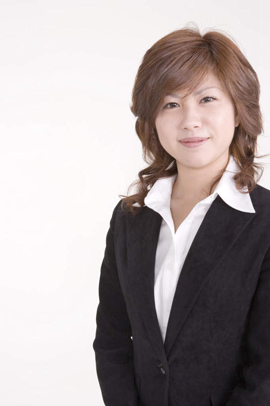 东方人,一个人,商务人士,商务女性,站,笑,微笑,竖图,室内,白天,白色背景,正面,亚洲,仅一个年轻女性,仅一个女性,仅一个人,套装,墙,棕色,黄种人,墙壁,墙面,站着,摄影,影棚,商务装,工薪阶层,年轻女性,女人,女性,亚洲人,白领,上班族,站立,半身,彩图,影棚拍摄,拍摄,短发