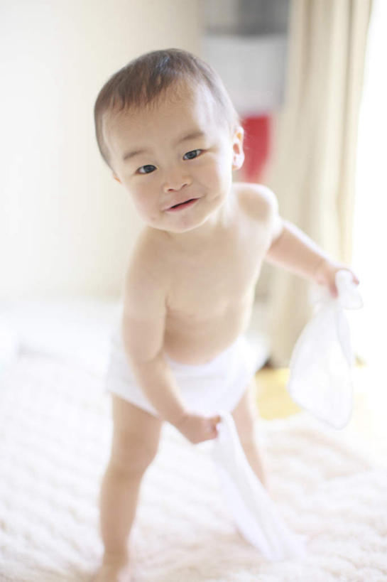 东方人,儿童,一个人,站,竖图,室内,白天,正面,纯洁,床,亚洲,仅一个男性,仅一个人,阴影,光线,影子,床单,黄种人,被子,裸露,小孩,黑色,阳光,站着,仅一个小孩,可爱,童年,童趣,单人床,被单,裸,童真,烂漫,无邪,天真,男孩,男人,男性,亚洲人,孩子,站立,彩图,全身,短发,男生