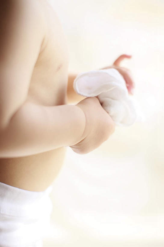 东方人,儿童,手,一个人,站,竖图,室内,特写,白天,侧面,纯洁,亚洲,双手,仅一个男性,仅一个人,阴影,光线,影子,拿,拿着,黄种人,小孩,阳光,毛巾,站着,仅一个小孩,手部,可爱,童年,童趣,童真,烂漫,无邪,天真,男孩,男人,男性,亚洲人,孩子,站立,半身,彩图,男生