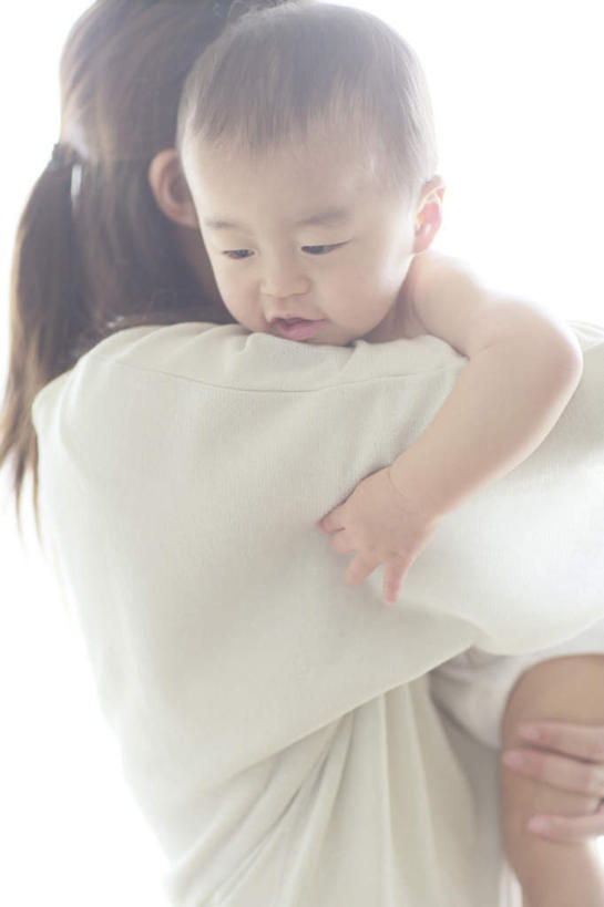 东方人,儿童,两个人,家庭,母亲,儿子,站,抱,竖图,室内,白天,侧面,纯洁,卧室,亚洲,阴影,服装,光线,影子,休闲装,黄种人,小孩,衣服,黑色,阳光,站着,休闲,温暖,温馨,母子,一家人,休闲服,可爱,母爱,童年,童趣,服饰,抱着,和睦,搂着,童真,烂漫,无邪,天真,男孩,年轻女性,女人,女性,亚洲人,孩子,年轻人,长发,搂,搂抱,站立,半身,彩图,睡房,卧房,融洽,男生