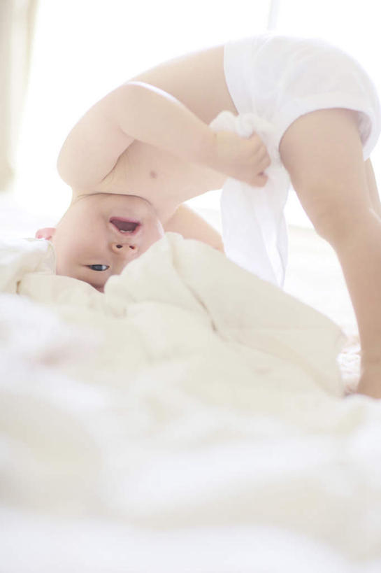 东方人,儿童,一个人,站,竖图,室内,白天,侧面,纯洁,床,卧室,亚洲,仅一个男性,仅一个人,弯腰,床单,黄种人,被子,裸露,小孩,黑色,站着,仅一个小孩,可爱,童年,童趣,单人床,被单,裸,童真,烂漫,无邪,弯身,天真,男孩,男人,男性,亚洲人,孩子,站立,半身,彩图,睡房,卧房,短发,男生