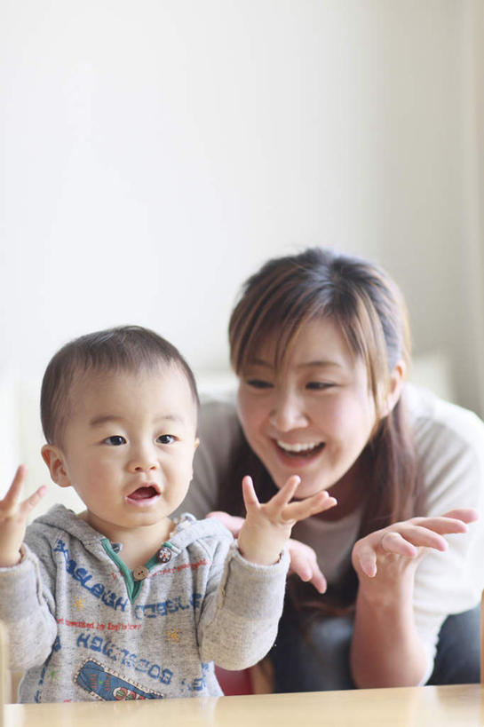 东方人,儿童,两个人,家庭,母亲,儿子,坐,笑,鼓掌,微笑,露齿笑,竖图,室内,白天,正面,纯洁,餐桌,桌子,亚洲,阴影,服装,光线,影子,墙,休闲装,黄种人,墙壁,墙面,小孩,衣服,阳光,休闲,温暖,温馨,母子,一家人,休闲服,可爱,母爱,童年,童趣,服饰,餐台,和睦,童真,烂漫,无邪,天真,男孩,年轻女性,女人,女性,亚洲人,孩子,年轻人,拍手,坐着,半身,彩图,融洽,短发,男生