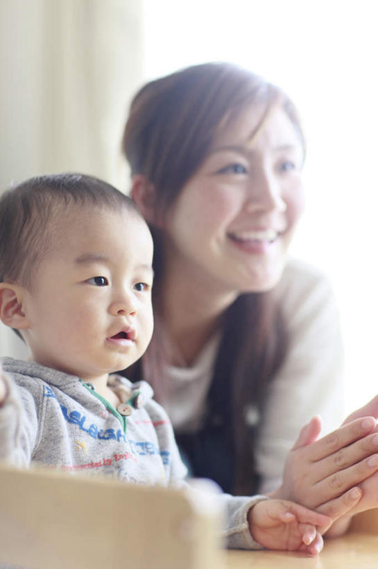 东方人,儿童,两个人,家庭,母亲,儿子,坐,笑,微笑,露齿笑,竖图,室内,白天,正面,纯洁,餐桌,桌子,亚洲,阴影,服装,光线,影子,休闲装,黄种人,小孩,衣服,阳光,休闲,温暖,温馨,母子,一家人,休闲服,可爱,母爱,童年,童趣,服饰,餐台,和睦,童真,烂漫,无邪,天真,男孩,年轻女性,女人,女性,亚洲人,孩子,年轻人,坐着,半身,彩图,融洽,短发,男生