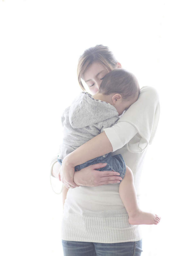 东方人,儿童,背部,两个人,家庭,母亲,儿子,站,抱,竖图,室内,白天,正面,纯洁,亚洲,阴影,服装,光线,影子,休闲装,黄种人,小孩,衣服,阳光,站着,休闲,温暖,温馨,母子,一家人,休闲服,可爱,母爱,童年,童趣,服饰,抱着,和睦,搂着,童真,烂漫,无邪,天真,男孩,年轻女性,女人,女性,亚洲人,孩子,年轻人,搂,搂抱,站立,半身,彩图,融洽,短发,男生