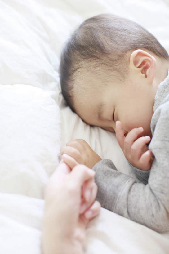 东方人,儿童,两个人,家庭,母亲,儿子,躺,闭眼,睡,竖图,俯视,室内,白天,纯洁,床,亚洲,床单,黄种人,被子,小孩,温暖,温馨,母子,一家人,可爱,母爱,童年,童趣,单人床,和睦,被单,童真,烂漫,无邪,卧着,天真,男孩,年轻女性,女人,女性,亚洲人,孩子,年轻人,闭眼睛,闭着眼,闭着眼睛,困,困觉,寝息,睡觉,躺着,卧,半身,彩图,高角度拍摄,融洽,男生