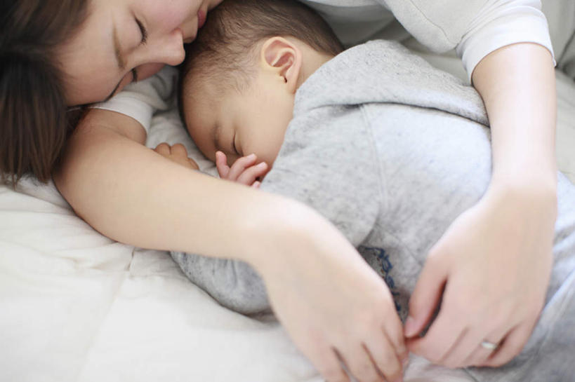 东方人,儿童,两个人,家庭,母亲,儿子,躺,横图,俯视,室内,白天,纯洁,床,亚洲,撑,床单,托腮,注视,黄种人,被子,小孩,观察,看,趴着,托,温暖,温馨,母子,一家人,可爱,母爱,童年,童趣,单人床,观看,和睦,察看,被单,关注,托下巴,童真,烂漫,无邪,卧着,天真,男孩,年轻女性,女人,女性,亚洲人,孩子,年轻人,趴,躺着,卧,半身,彩图,高角度拍摄,融洽,男生