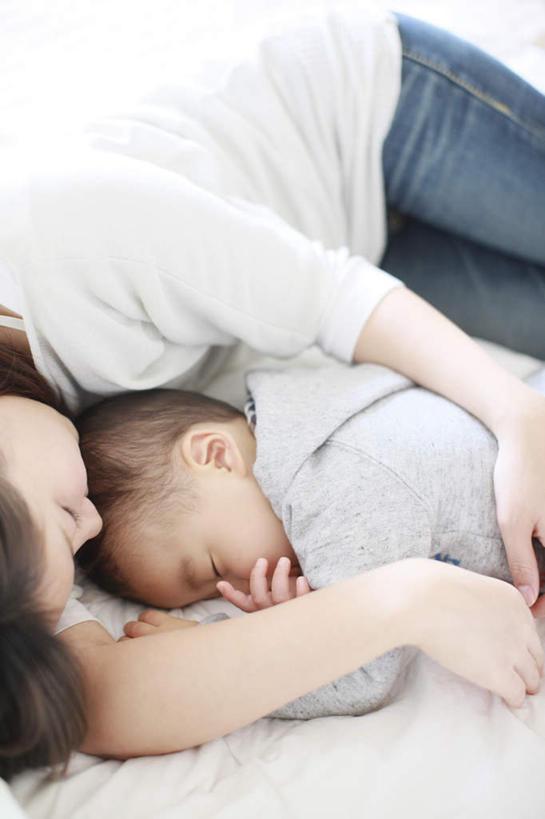 东方人,儿童,两个人,家庭,母亲,儿子,躺,闭眼,睡,竖图,俯视,室内,白天,纯洁,亚洲,服装,休闲装,黄种人,小孩,衣服,休闲,温暖,温馨,母子,一家人,休闲服,可爱,母爱,童年,童趣,服饰,和睦,童真,烂漫,无邪,卧着,天真,男孩,年轻女性,女人,女性,亚洲人,孩子,年轻人,闭眼睛,闭着眼,闭着眼睛,困,困觉,寝息,睡觉,躺着,卧,半身,彩图,高角度拍摄,融洽,短发,男生