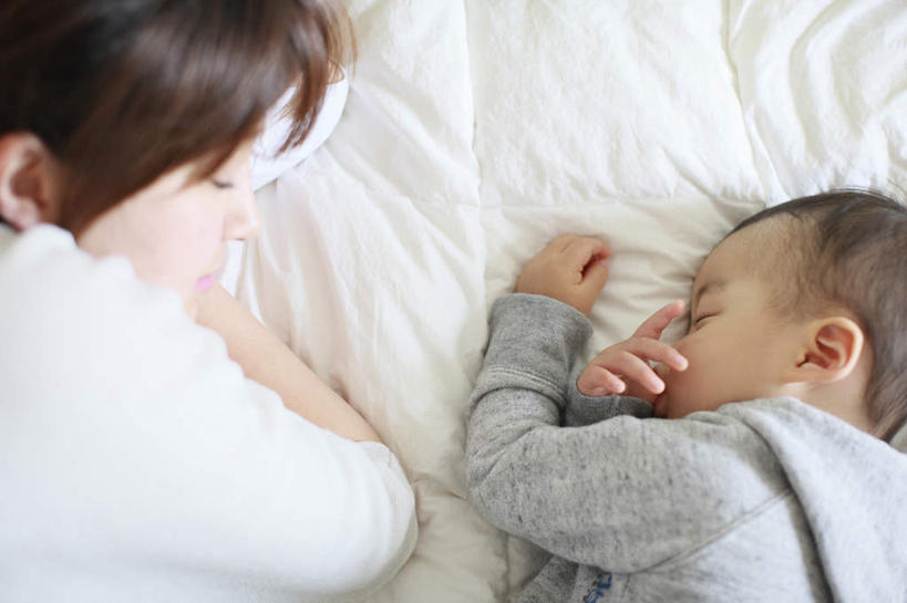 东方人,儿童,两个人,家庭,母亲,儿子,躺,闭眼,睡,横图,俯视,室内,白天,纯洁,亚洲,服装,休闲装,黄种人,相视,小孩,衣服,休闲,温暖,温馨,母子,一家人,面对面,休闲服,可爱,母爱,童年,童趣,服饰,对视,和睦,相对,童真,烂漫,无邪,相看,卧着,天真,男孩,年轻女性,女人,女性,亚洲人,孩子,年轻人,闭眼睛,闭着眼,闭着眼睛,困,困觉,寝息,睡觉,躺着,卧,半身,彩图,高角度拍摄,融洽,短发,男生