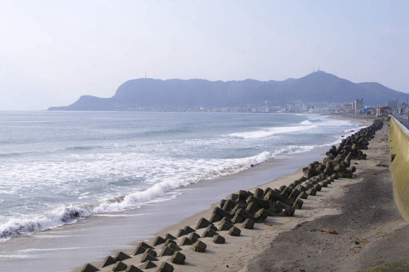 无人,横图,俯视,室外,白天,旅游,度假,海浪,海洋,石头,美景,山,山脉,北海道,日本,亚洲,石子,景观,浪花,山峰,云,云朵,山峦,云彩,娱乐,蓝色,白云,蓝天,天空,自然,海水,群山,天,享受,休闲,景色,放松,自然风光,海景,东亚,日本国,北海道地方,北海道岛,大海,风浪,海,海水的波动,近岸浪,石块,岩石,涌浪,彩图,高角度拍摄