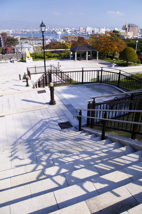 无人,竖图,俯视,室外,白天,旅游,度假,美景,植物,楼梯,道路,路,北海道,日本,亚洲,阶梯,景观,云,云朵,小路,交通,云彩,娱乐,台阶,树,树木,蓝色,绿色,白云,蓝天,天空,自然,天,享受,休闲,景色,放松,生长,晴朗,成长,自然风光,东亚,日本国,北海道地方,北海道岛,晴空,彩图,高角度拍摄