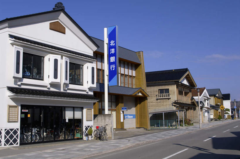 无人,家,横图,室外,白天,正面,度假,美景,城市风光,城市,道路,路,路灯,公路,照明,北海道,日本,亚洲,阴影,光线,日文,标志,文字,影子,字符,房屋,屋子,景观,云,云朵,灯光,分界线,停车线,交通,云彩,娱乐,标识,楼房,住宅,灯,蓝色,白云,蓝天,天空,阳光,天,享受,休闲,景色,放松,车行道,车行道分界线,照亮,照明设备,标线,东亚,车行线,日本国,北海道地方,北海道岛,日语,马路,彩图,房子