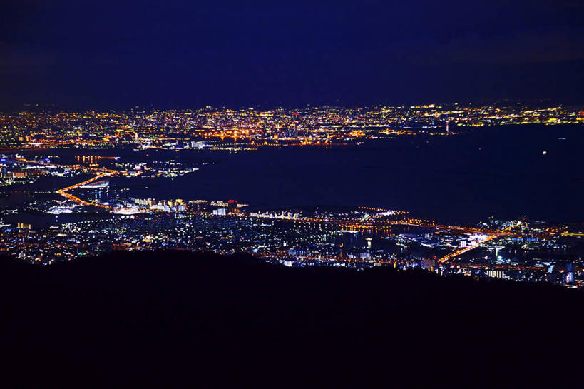 无人,家,横图,全景,俯视,航拍,室外,夜晚,旅游,度假,海浪,海洋,美景,天际线,城市风光,城市,建筑,夜景,日本,亚洲,阴影,光线,影子,房屋,屋子,景观,浪花,公寓,灯光,娱乐,建设,洋房,楼房,住宅,天空,海水,天,享受,休闲,景色,放松,鸟瞰,海景,东亚,本州,本州岛,日本国,近畿地方,近畿,兵库,兵库县,神户,神户市,神戸,县厅,神戸市,北区,大海,风浪,海,海水的波动,近岸浪,涌浪,彩图,高角度拍摄,房子,东滩区,六甲山,六甲山花园馆