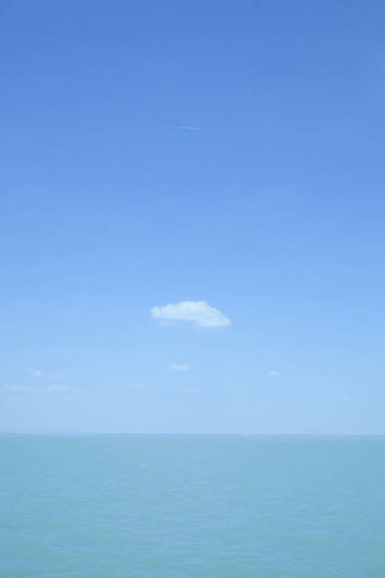 无人,竖图,室外,白天,正面,旅游,度假,湖,湖泊,美景,水,欧洲,匈牙利,阴影,光线,影子,湖面,景观,水流,水面,水平线,云,云朵,辽阔,云彩,娱乐,蓝色,白云,蓝天,天空,阳光,自然,湖水,天,享受,休闲,广阔,景色,放松,晴朗,一望无际,自然风光,中欧,无边无际,一马平川,匈牙利共和国,巴拉顿湖,晴空,彩图,水天相接,水天一线