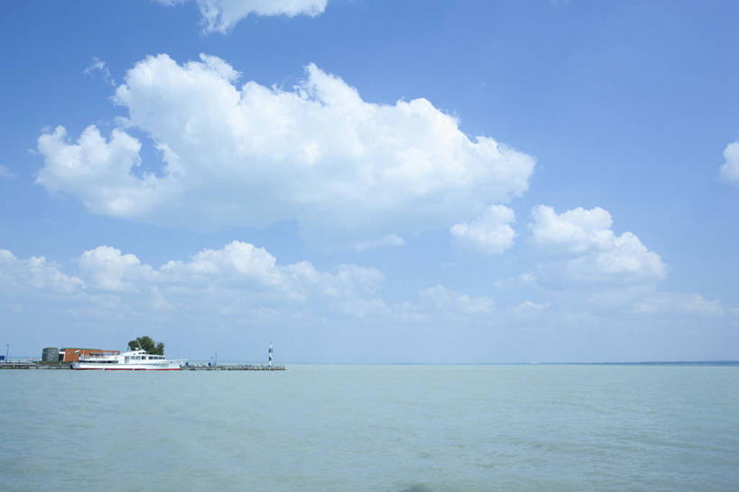 无人,家,横图,室外,白天,正面,旅游,度假,湖,湖泊,美景,水,植物,欧洲,匈牙利,阴影,波纹,光线,影子,房屋,屋子,湖面,景观,水流,水面,云,云朵,涟漪,云彩,娱乐,楼房,住宅,树,树木,蓝色,绿色,白云,蓝天,水纹,天空,阳光,自然,波浪,湖水,天,享受,休闲,景色,放松,生长,晴朗,成长,自然风光,中欧,水晕,匈牙利共和国,巴拉顿湖,晴空,彩图,房子