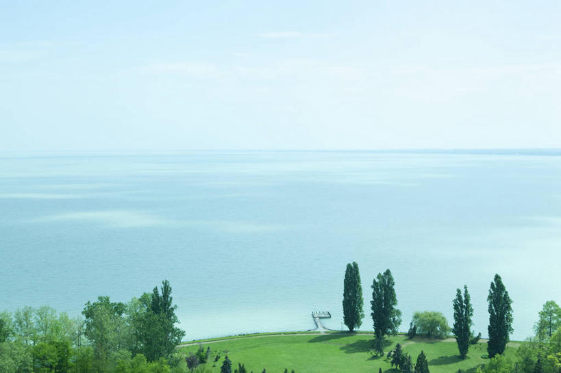 无人,横图,室外,白天,正面,旅游,度假,草地,草坪,湖,湖泊,美景,树林,水,植物,欧洲,匈牙利,阴影,光线,影子,湖面,景观,水流,水面,水平线,云,云朵,辽阔,云彩,娱乐,草,树,树木,蓝色,绿色,白云,蓝天,天空,阳光,自然,湖水,天,享受,休闲,广阔,景色,放松,生长,晴朗,成长,一望无际,自然风光,中欧,无边无际,一马平川,匈牙利共和国,巴拉顿湖,晴空,彩图,水天相接,水天一线