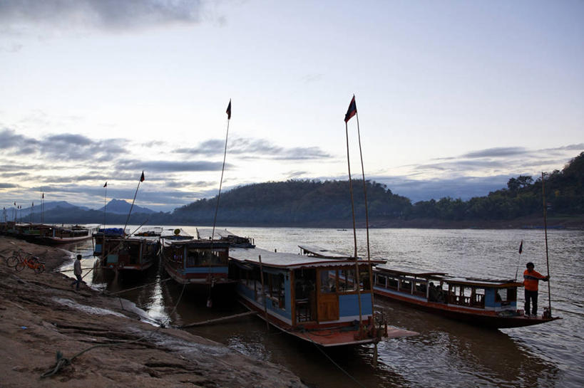 东方人,一个人,站,横图,室外,白天,正面,旅游,度假,河流,美景,日落,沙滩,山,山脉,水,船,旗帜,老挝,亚洲,仅一个男性,仅一个人,握,服装,沙子,河岸,河水,河滩,景观,山峰,水流,晚霞,霞光,落日,木船,沙地,山峦,注视,休闲装,黄种人,娱乐,旗子,澜沧江,仅一个年轻男性,衣服,自然,黄昏,交通工具,群山,观察,看,站着,享受,休闲,休闲服,景色,彩霞,放松,握着,服饰,东南亚,观看,察看,舟,关注,自然风光,载具,旌旗,旗号,九龙江,湄公河,老挝人民民主共和国,夕照,薄暮,琅勃拉邦省,男人,男性,年轻男性,亚洲人,夕阳,站立,彩图,全身,傍晚,斜阳